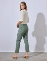 Pantalón de vestir verde esmeralda, de corte recto, con bolsillos laterales y traseros.