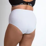 Bombacha de algodón blanca, de corte clásico y cintura alta.