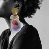 Par de aros colgantes con forma abstracta, con piezas circulares doradas y piezas irregulares en tonos rosa, rojo, azul y plateado.