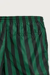 Short de baño confeccionado en tejido técnico, con diseño de rayas verticales en color verde y negro. Cuenta con cintura elástica ajustable con cordón, bolsillos laterales y bolsillo trasero con vivo, además de forro interior.