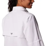 Camisa blanca de manga larga Columbia modelo Bahama II, con tecnología Omni-Shade™ Broad Spectrum UPF 50, ventilación en la espalda, mangas enrollables con presillas, bolsillos frontales con elevables y bolsillo interior de malla. Ideal para pesca.
