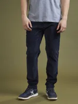 Pantalón de pana azul marino, de corte recto y tiro medio.