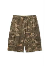 Bermuda cargo de gabardina con lavado, estampado camuflado en tonos marrones y verdes. Presenta bolsillos cargo a los costados y terminación deshilachada en el ruedo.