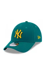 Gorro con visera curva New Era 9FORTY modelo New York Yankees, color verde con el logo bordado en amarillo.
