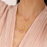 Collar dorado con cadena de eslabones y dije colgante con piedras de topacio azul, citrino, diamantes y amatistas.