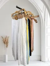 Pollera larga con forro y cinto de rafia.