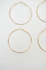 Aros tipo argolla de tamaño grande, color negro, con cierre de gancho.