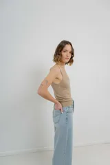 Top de punto con acabado brillante, de calce ajustado, con escote en V y breteles finos.