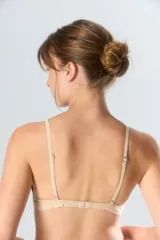 Soutien tipo triangulito con tazas soft, confeccionado en algodón con elastano. Presenta breteles finos regulables y un diseño básico y cómodo.