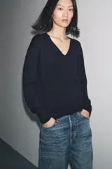 Jersey de manga larga confeccionado en lana 100%, con escote en pico y acabados en rib en puños y bajo.