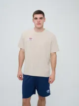 Remera Umbro de manga corta, color celeste, con cuello redondo y el logo de la marca bordado en el pecho.