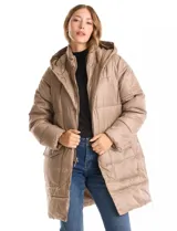 Campera puffer larga de color marrón oscuro, con diseño capitoneado de costuras horizontales. Presenta un sistema de cierre doble con pechera interna fija con cierre y cuello alto, y cierre frontal exterior con botones a presión. Incluye bolsillos frontales amplios, capucha fija y cierres laterales en el ruedo para mayor movilidad.