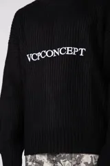 Sweater de punto acanalado color negro, con cuello redondo y mangas largas. Presenta el logo VCPCONCEPT bordado en el pecho en color blanco.
