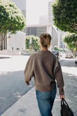 Jersey de punto color rojo, con escote en pico y manga larga. Los puños y el bajo tienen acabados en rib.