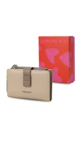 Billetera Lincoln's de tamaño mediano en color beige, confeccionada en símil cuero. Presenta un diseño con tapa y cierre de presilla, compartimento para billetes, tarjeteros y monedero con cierre.