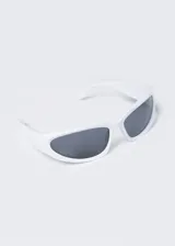 Lentes de sol negros con marco de plástico y lentes de policarbonato con protección UV 400.