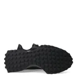 Championes New Balance modelo 327, color negro, con parte superior de malla y superposiciones de cuero sintético. Presenta el logo 'N' sobredimensionado en el lateral y suela exterior con tacos prominentes.