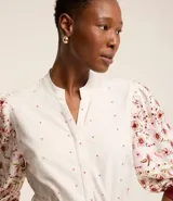 Vestido chemise midi de viscolino con estampado floral, manga abullonada 3/4 y lazo delantero.