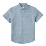 Camisa celeste con diseño a cuadros blancos, de manga corta, con cuello clásico, cierre frontal con botones marrones y bolsillo de parche en el pecho.