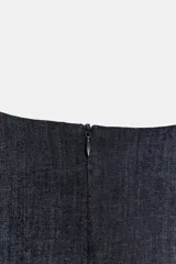 Vestido corto de denim oscuro con cuello redondo, mangas cortas abullonadas y costuras decorativas en contraste. Presenta un corte entallado y cierre posterior con cremallera oculta.