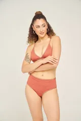 Corpiño de bikini marrón con contorno color naranja, breteles regulables y copas desmontables.