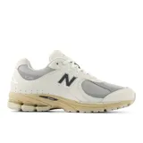 Championes New Balance modelo 2002R, color crema con detalles en gris y beige.