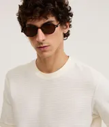 Remera de manga corta con cuello redondo, confeccionada en tejido texturizado de mezcla de algodón y poliéster en color blanco.
