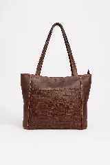 Cartera tipo tote de cuero vacuno marrón, con doble asa larga de hombro y cierre superior. Presenta un bolsillo frontal externo con textura símil cocodrilo y detalles de costuras visibles.