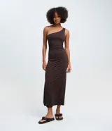 Vestido midi ajustado de color marrón, con diseño asimétrico de un solo hombro y fruncidos sutiles en los laterales, elaborado en poliamida y elastano.