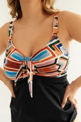 Tankini con estampado geométrico multicolor, nudo en el escote y breteles regulables. Incluye bolsillo interno en el busto para colocar copa removible o prótesis externa.