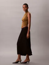 Falda midi plisada de crepé color negro, sin cierres y con cinturilla elástica distintiva con el logo de Calvin Klein.