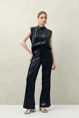 Pantalón ancho negro con acabado de lentejuelas.