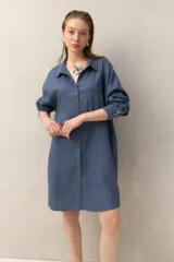 Vestido camisero corto negro de lino con botones tipo mostacillas y cinturón estampado.