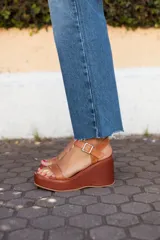 Sandalias de cuero color marrón con plataforma y taco de cuña.