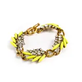 Pulsera dorada con eslabones gruesos, adornada con hojas de color amarillo y apliques de strass.