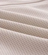 Saco deportivo Get Over con capucha y cierre frontal por cremallera. Presenta una textura tipo waffle, detalle de raya reflectante en el pecho y bolsillos laterales con cierre.