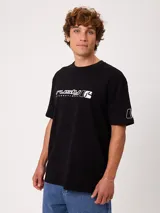 Remera holgada negra de algodón con estampa frontal y en la manga de la marca Rusty.