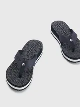 Ojotas de cuña media color azul marino con tiras de poliéster trenzado y detalle brillante. La suela presenta un estampado integral de monograma TH y una línea blanca decorativa.