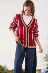 Cardigan de punto a rayas verticales en tonos marrón chocolate, blanco y amarillo, con escote en V, mangas largas y cierre frontal con botones.