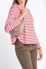 Remera de manga larga con diseño de rayas horizontales en blanco y negro, cuello redondo y corte ajustado al cuerpo.