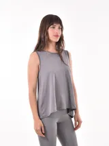 Musculosa deportiva gris de corte amplio y fluido, con cuello redondo y diseño sin mangas.