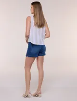 Blusa sin mangas de algodón liviano con diseño de rayas verticales en tonos beige y blanco, escote redondo, abotonadura frontal con botones rústicos y detalle de nudo para anudar en la cintura.