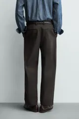 Pantalón de corte recto confeccionado en tejido compacto de algodón con estructura twill. Presenta cierre frontal con cremallera y botón, bolsillos laterales y bolsillos traseros de vivo con botón.