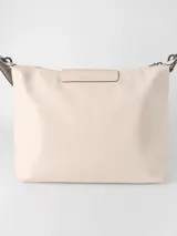 Cartera hobo grande Longchamp de la línea Le Pliage Xtra, confeccionada en cuero color gris claro, con solapa frontal con cierre de botón a presión y correa ajustable para el hombro.