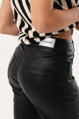 Pantalón negro de tiro alto con bolsillos, confeccionado en gabardina stretch metalizada.