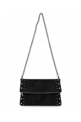 Cartera bandolera negra de gamuza, con solapa frontal decorada con tachas plateadas en los laterales y una correa de cadena metálica.