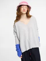 Sweater azul eléctrico de cashmere, con escote en V y corte holgado.