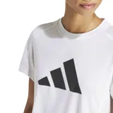 Remera deportiva Adidas de manga corta, color blanco, con cuello redondo y el logo Badge of Sport (tres barras inclinadas) en negro en el frente. Presenta un corte clásico y paneles de malla en la espalda para mayor ventilación.