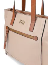 Cartera tipo shopper de cuero vacuno color nude con doble asa de hombro color marrón. Tiene logo metálico de la marca en el frente y cierre superior.