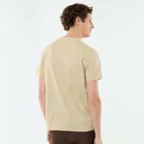 Camiseta de manga corta y cuello redondo color beige, diseño liso y corte estándar.